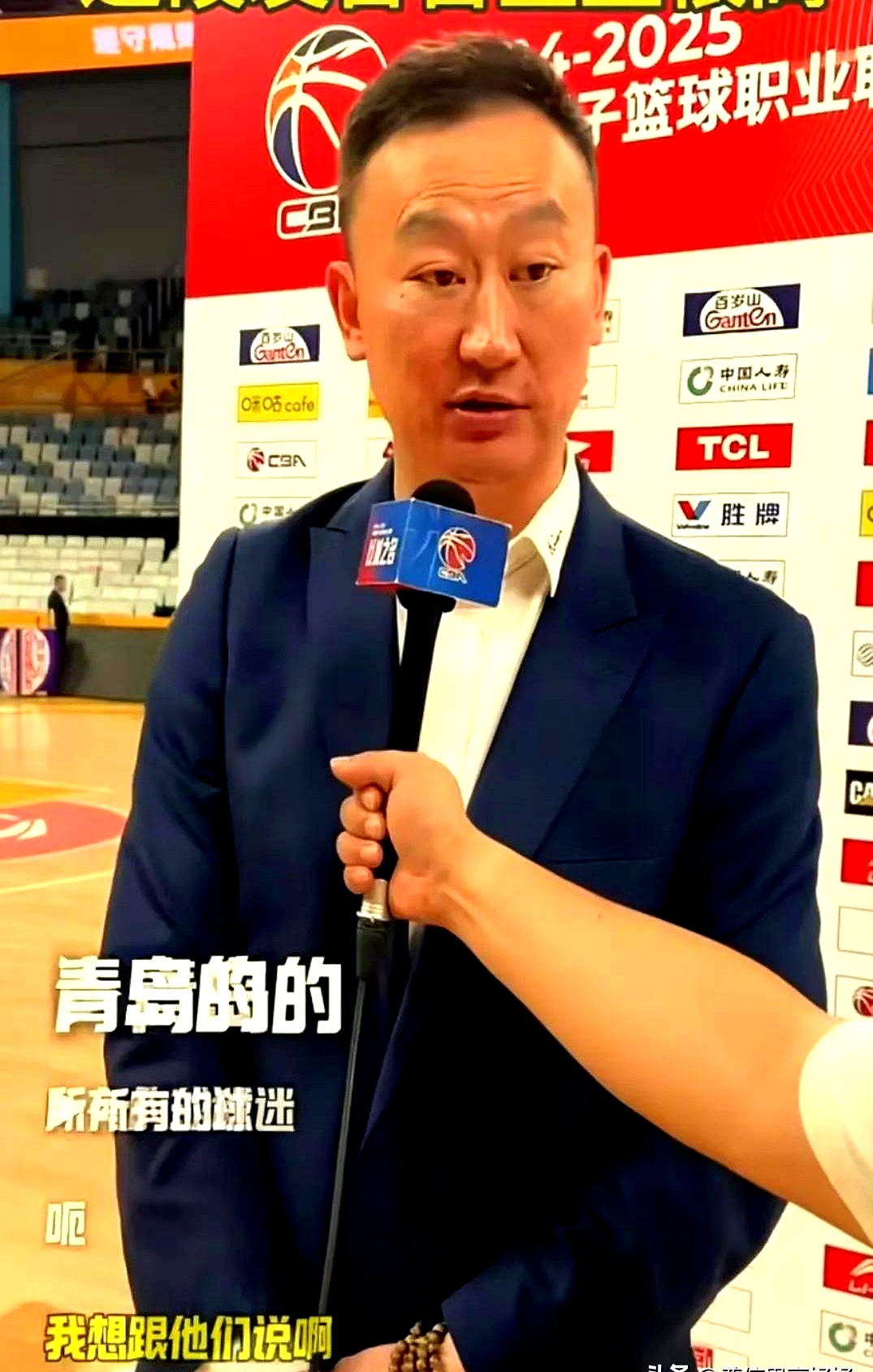 詹姆斯重要时刻领先优势明显，RNG带队取胜！引发球迷热议(詹姆斯带队战绩)