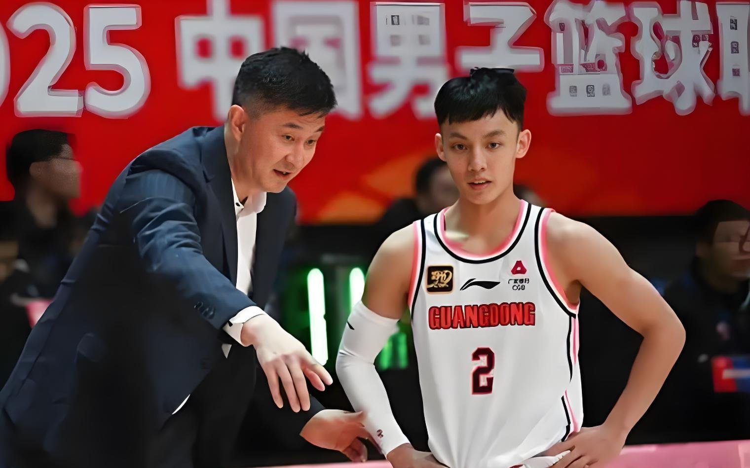 广东宏远迎中超关键赛,关键时刻刷新队史纪录,更衣室稳定,轮换策略成焦点的简单介绍 广东宏远迎中超关键赛,关键时刻刷新队史纪录,更衣室稳定,轮换策略成焦点的简单介绍