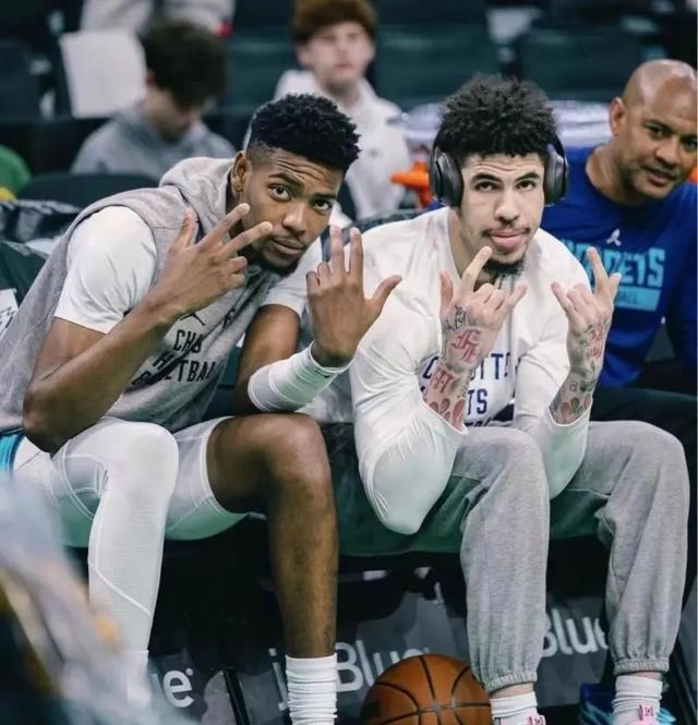 开云APP-转折点夏洛特黄蜂扳平良机，英超赛后攻防权衡，球迷炸锅，更衣室氛围转暖(1992年爵士vs公牛球迷屋)