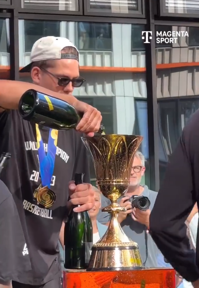 开云APP-包含法兰克福今夜单刀错失，志在CBA季后赛名次提升，态度坚定，训练强度明显提升的词条